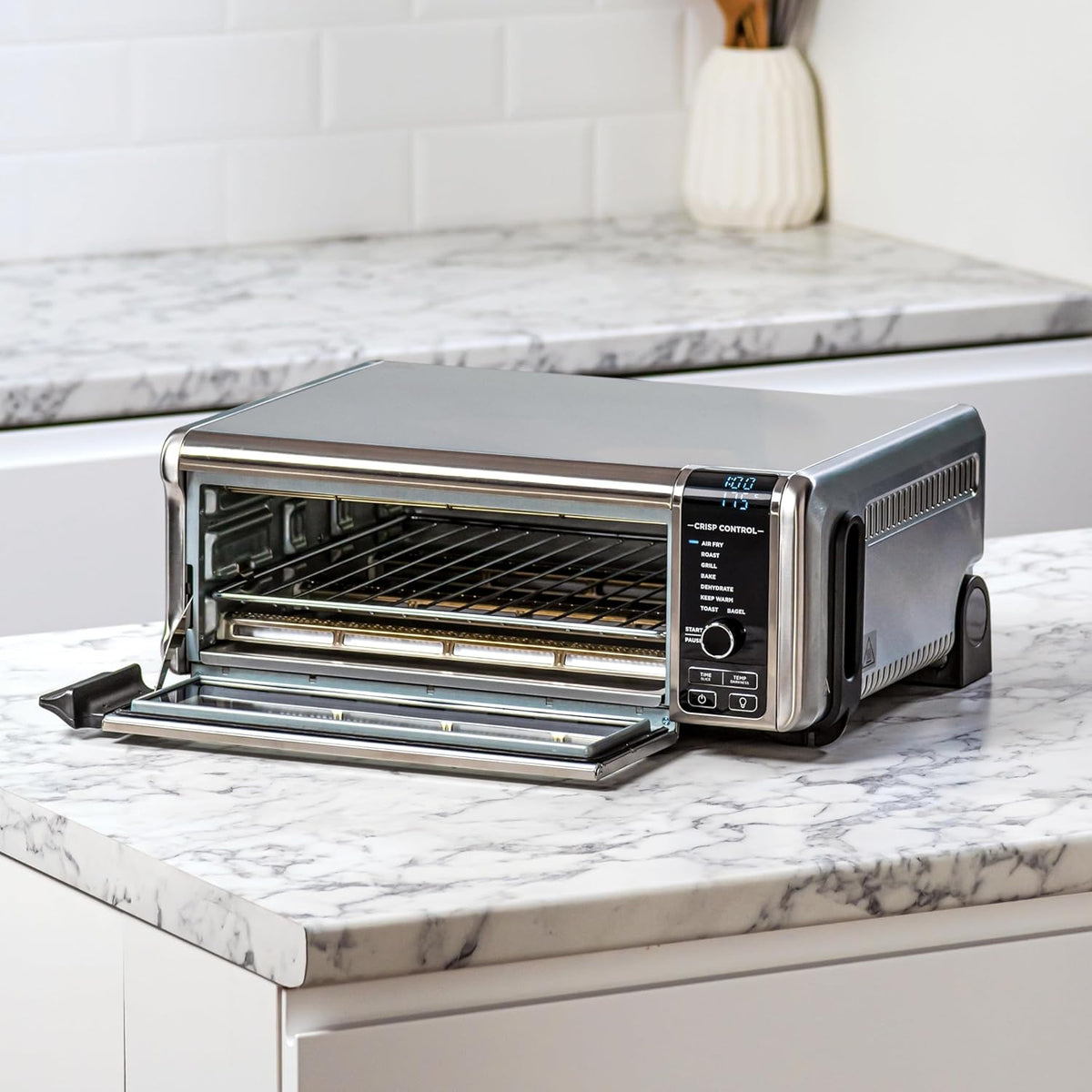 Ninja Foodi 8-in-1 Multifunction Oven, Portable Mini Oven, Work Surfaces, Multifunction Oven with 8 Cooking Functions; Air Fry, Roast, Grill, Bake and more. Silver/Black SP101EU